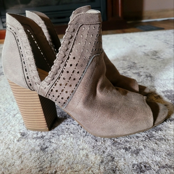 Women's Fergie peep toe heels size 8 - Picture 1 of 3